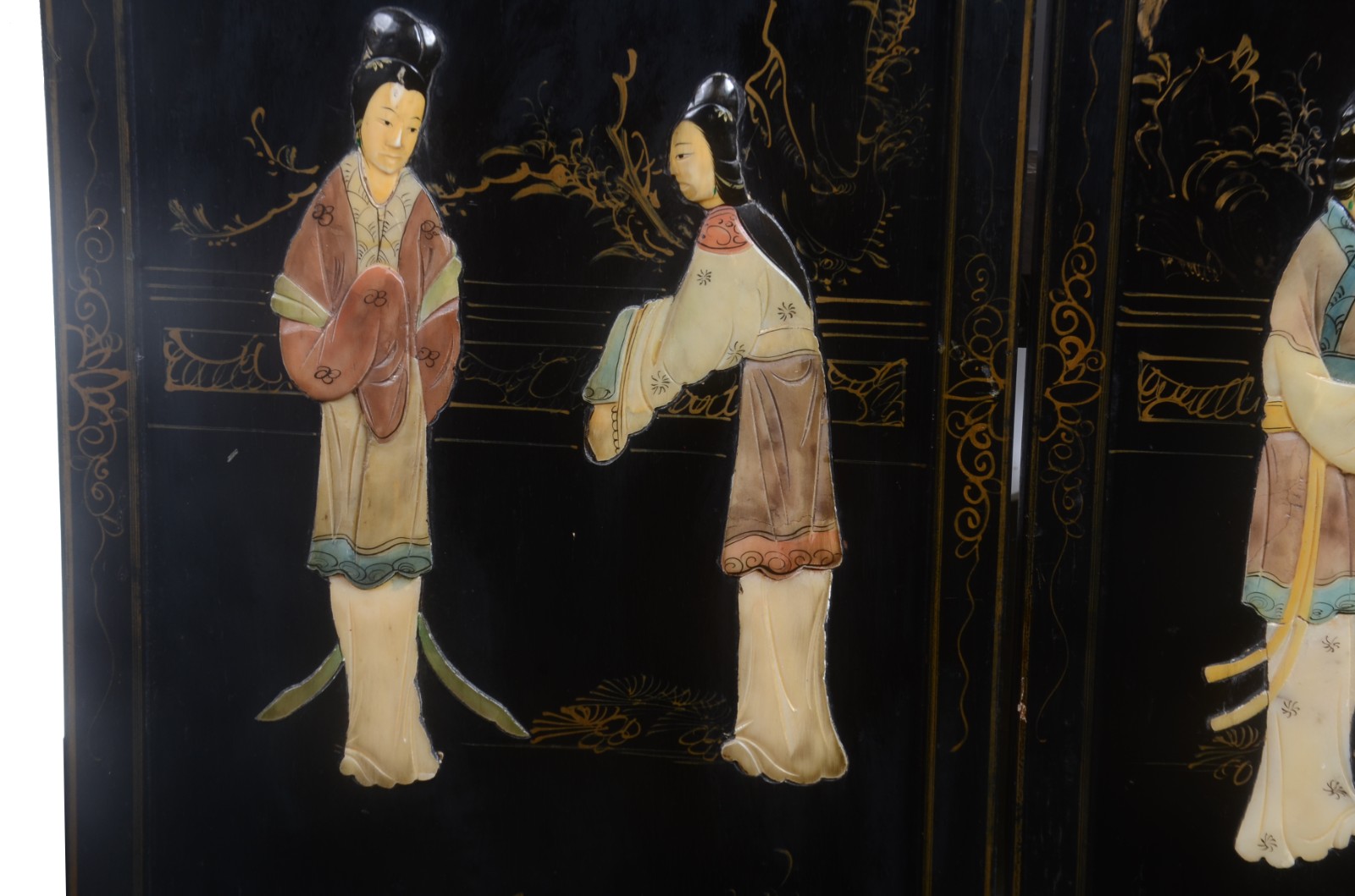 Par de placas orientais de lacca preta com figuras de gueixas em... - foto 3 de 8