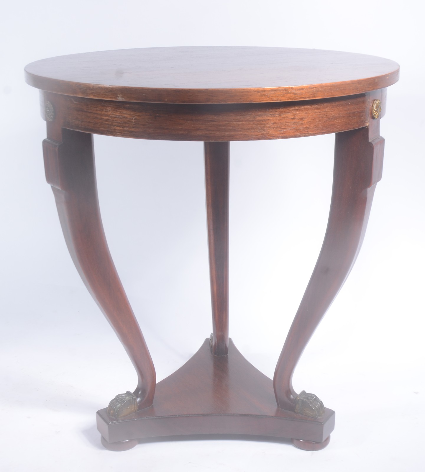 Mesa auxiliar de madeira nobre, tampo circular apoiado em 3 pernas... - foto 1 de 7