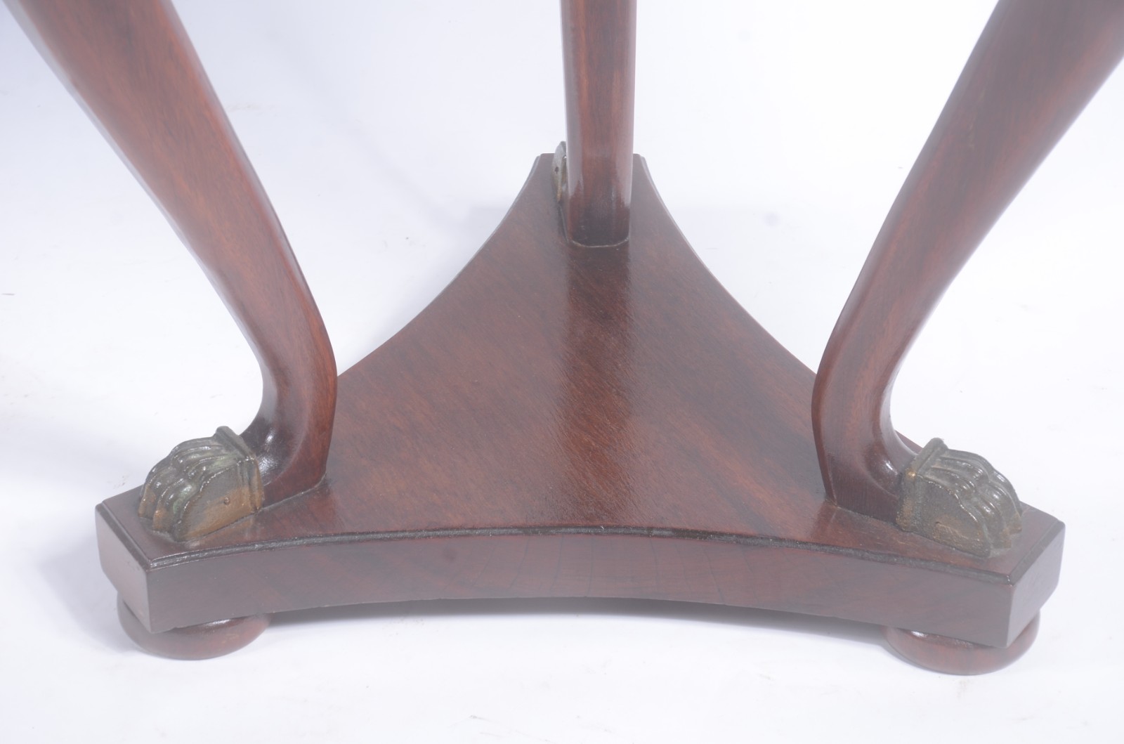 Mesa auxiliar de madeira nobre, tampo circular apoiado em 3 pernas... - foto 4 de 7