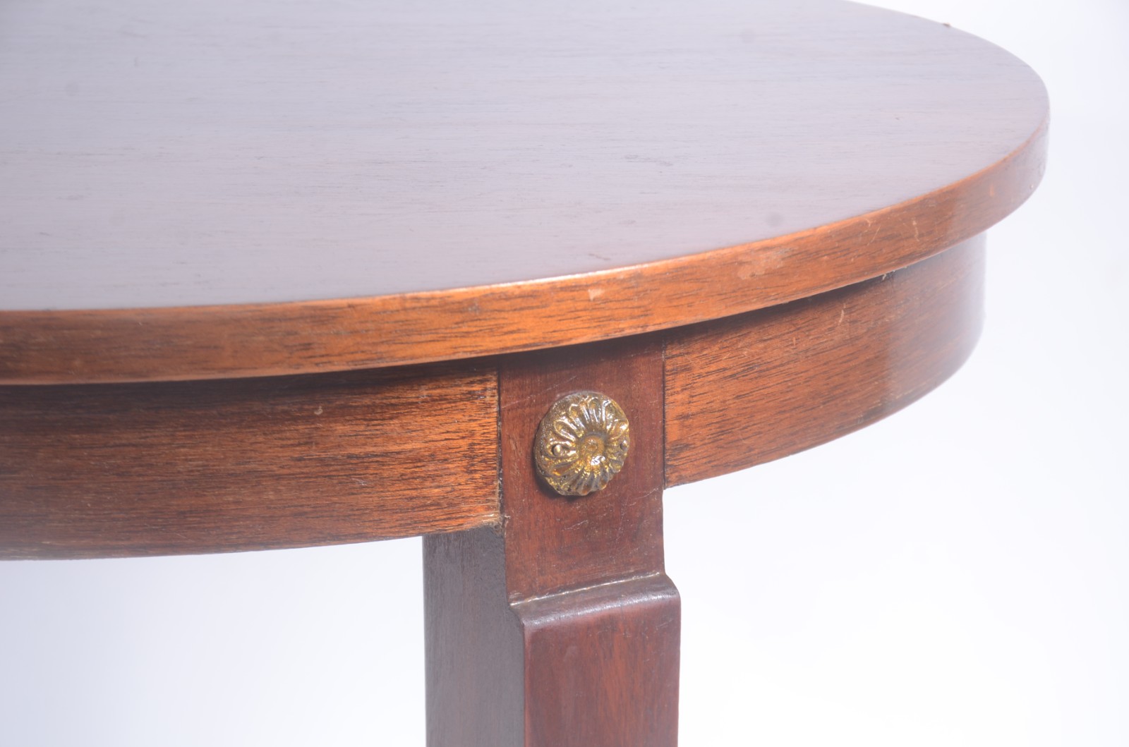 Mesa auxiliar de madeira nobre, tampo circular apoiado em 3 pernas... - foto 5 de 7