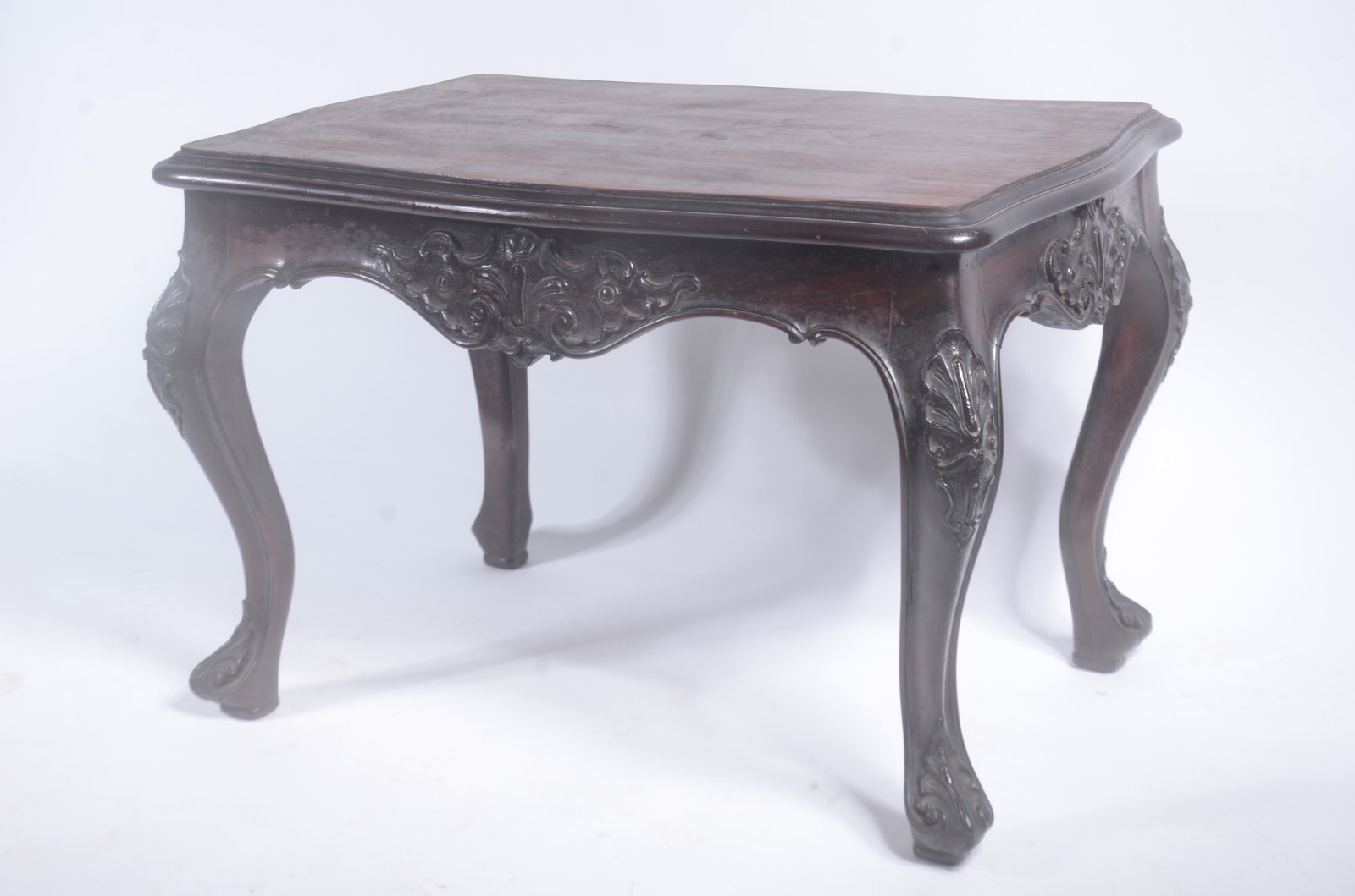 Mesa de centro de madeira nobre, estilo Dom José, pernas arqueadas e... - foto 3 de 11