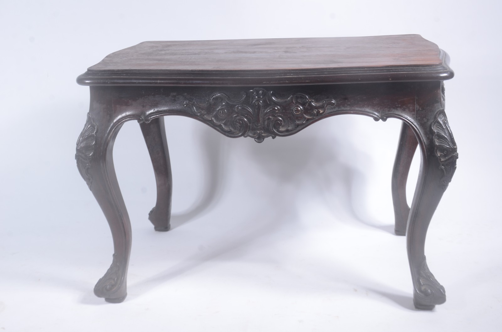 Mesa de centro de madeira nobre, estilo Dom José, pernas arqueadas e... - foto 4 de 11