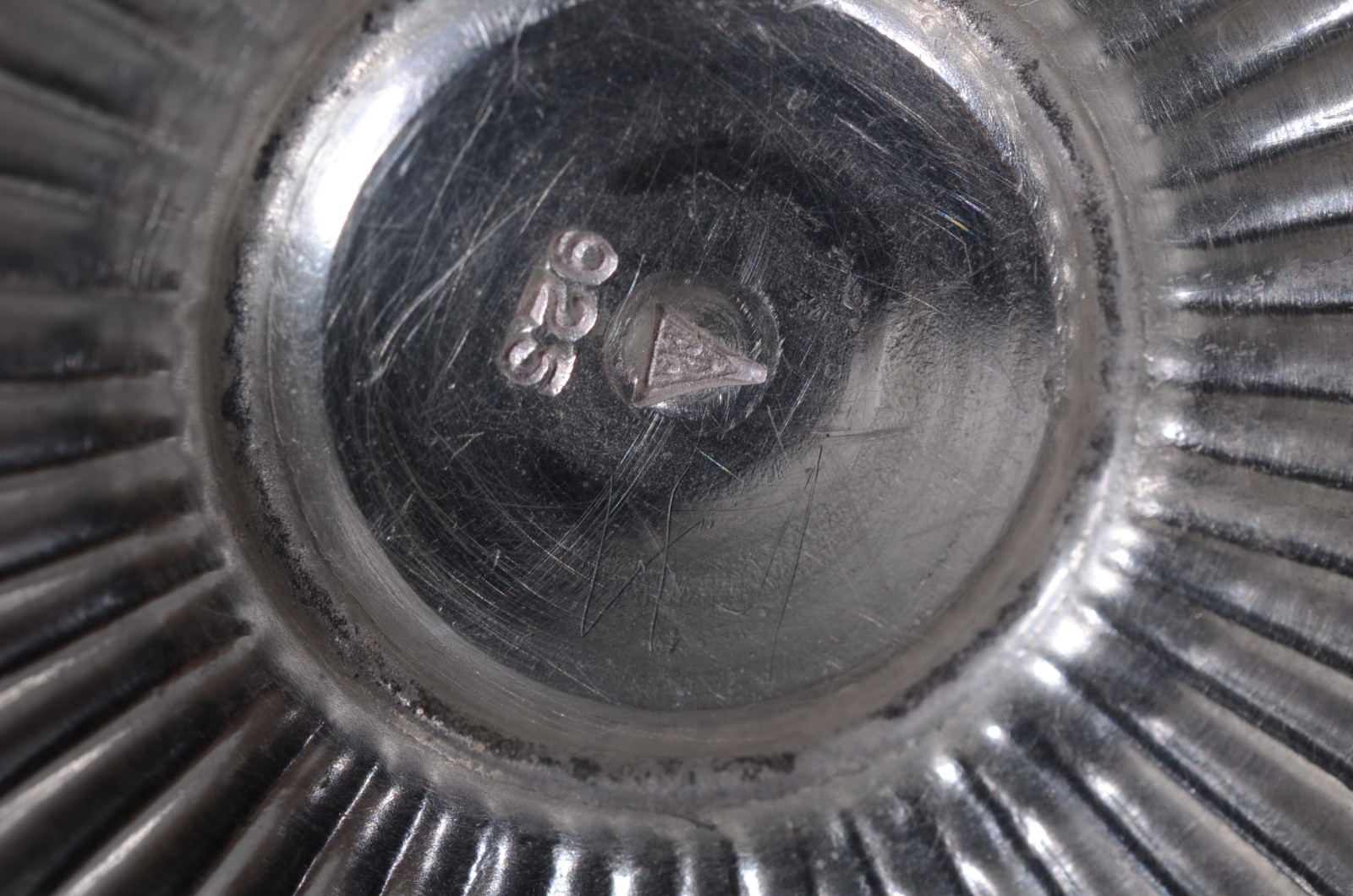 Quatro peças de prata contrastada, sendo: par de cinzeiros e 2... - foto 8 de 11