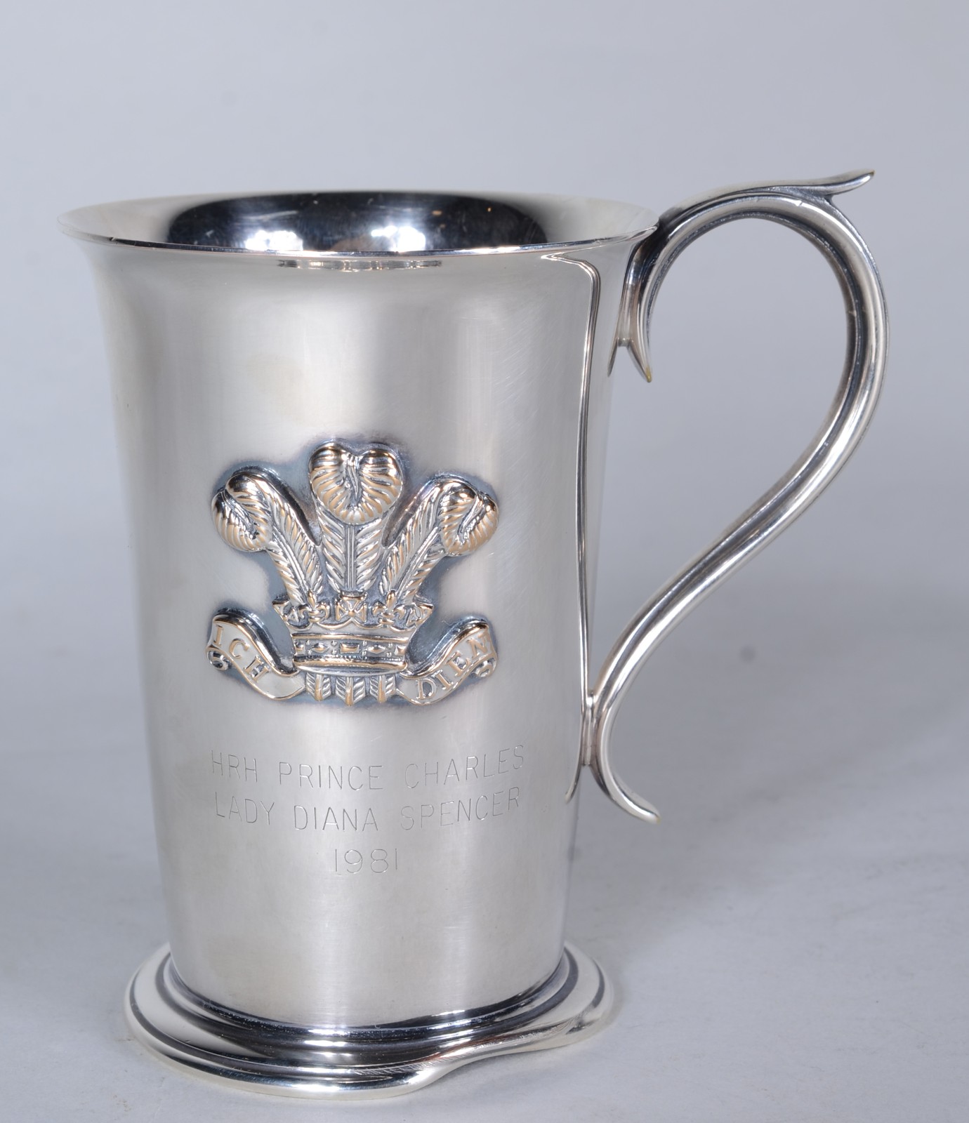 Caneca de metal inglês com inscrição de "HRH Prince Charles e Lady... - foto 1 de 8