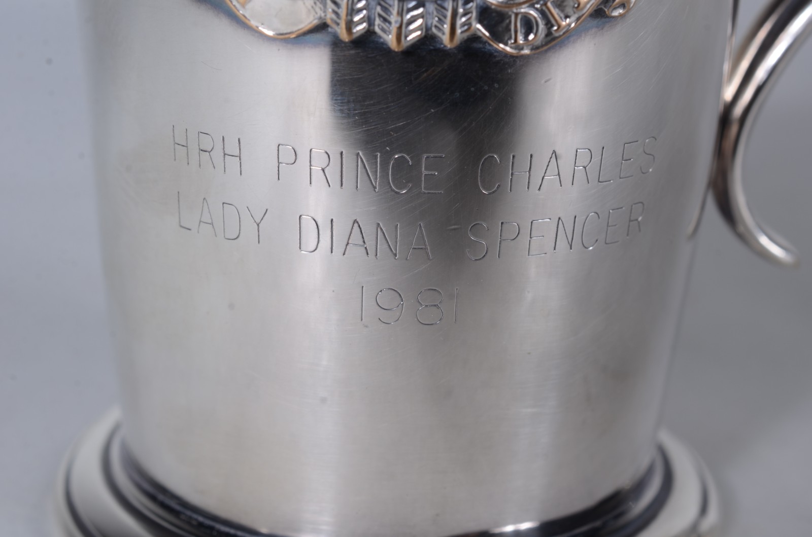 Caneca de metal inglês com inscrição de "HRH Prince Charles e Lady... - foto 4 de 8