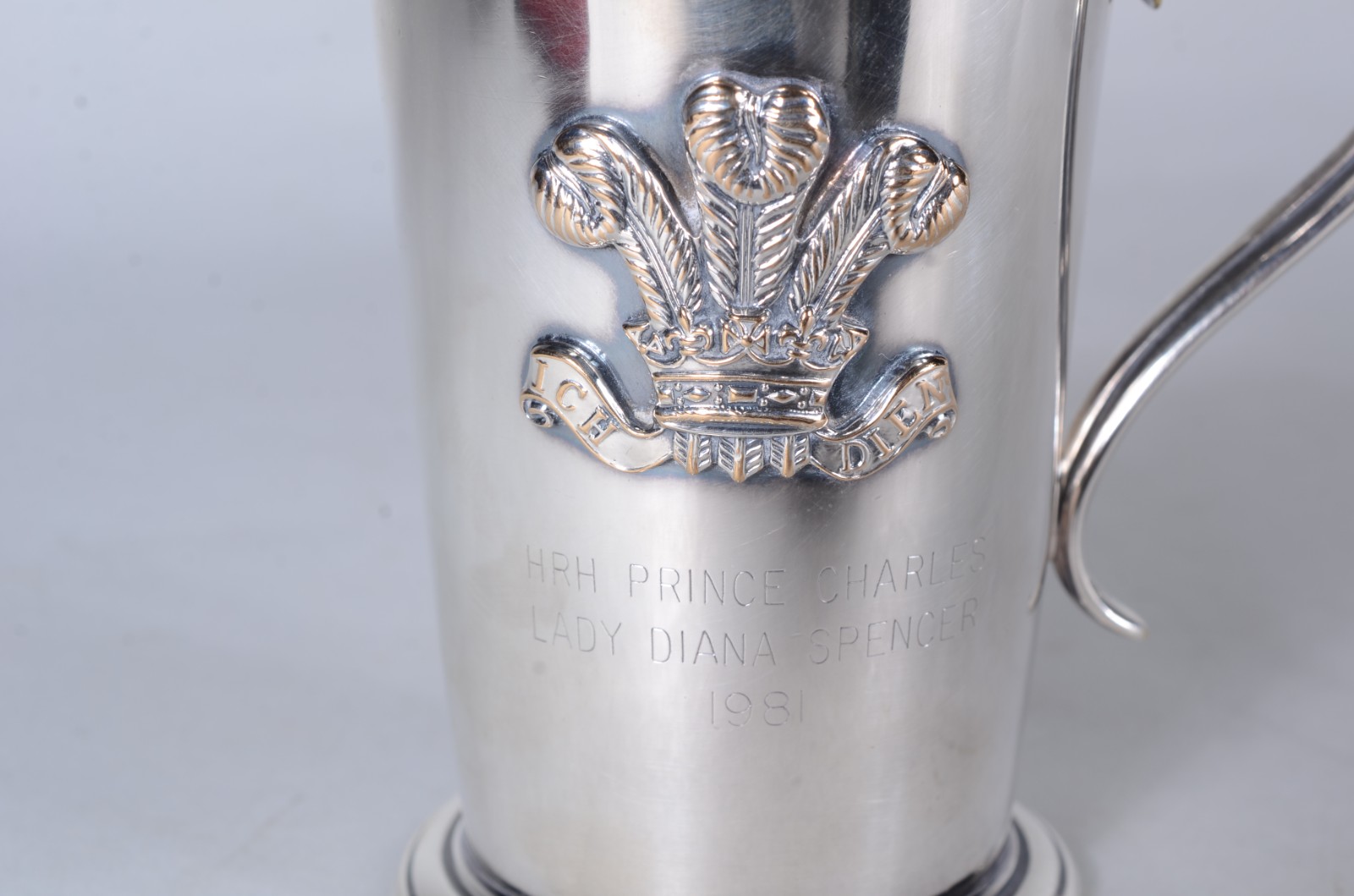 Caneca de metal inglês com inscrição de "HRH Prince Charles e Lady... - foto 5 de 8