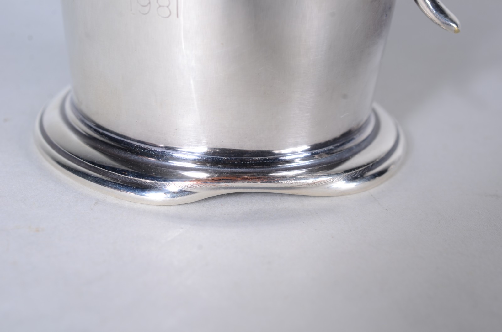 Caneca de metal inglês com inscrição de "HRH Prince Charles e Lady... - foto 8 de 8