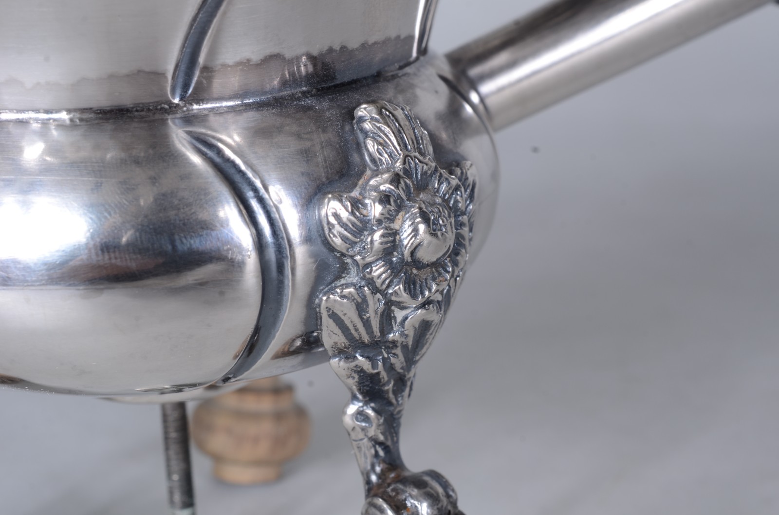 “Brûle parfum”, defumador doméstico em prata holandesa repuxada e... - foto 4 de 10