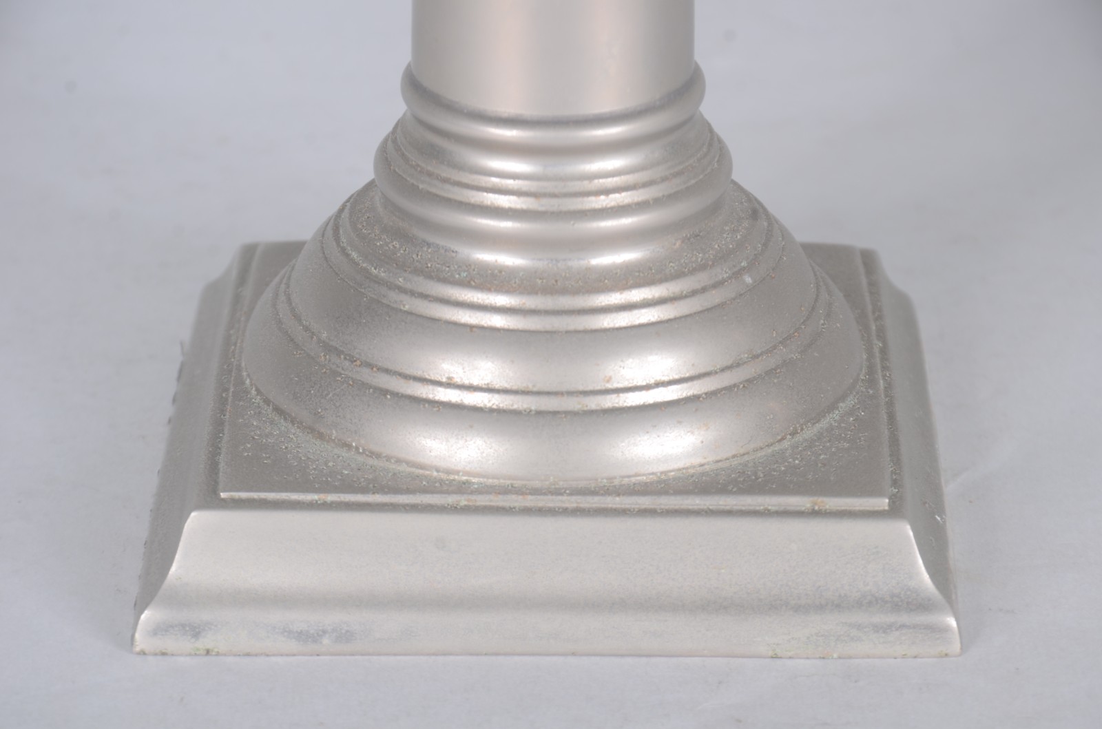 Par de castiçais de metal prateado com cúpula de vidro. Metal oxidado. - foto 6 de 6