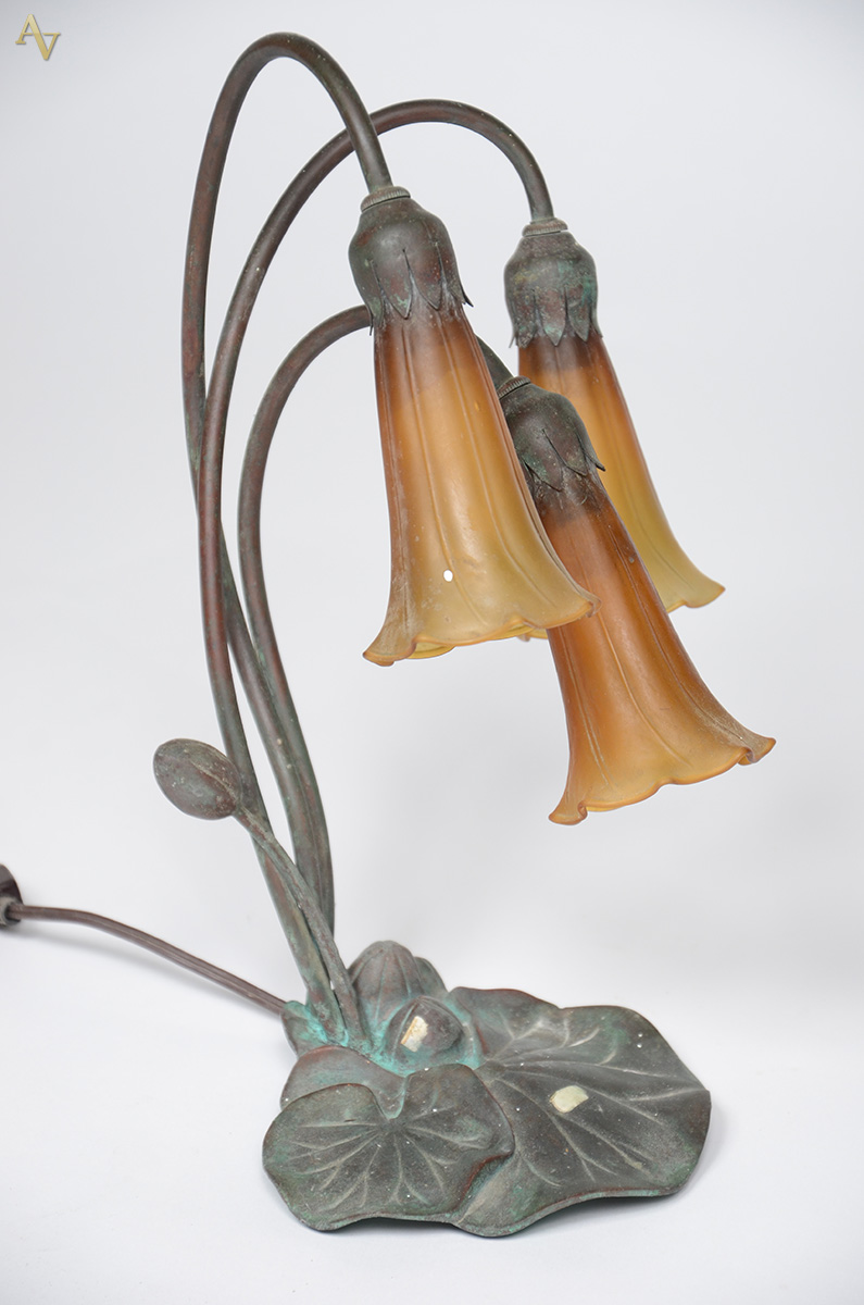 Luminária estilo Tiffany's com base de metal e três tulipas em... - foto 1 de 2