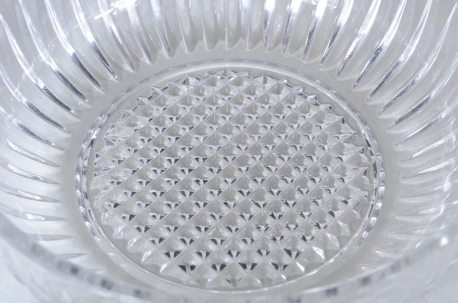 Diversas peças de cristal, sendo: 2 fruteiras (sendo 1 Baccarat com... - foto 7 de 8