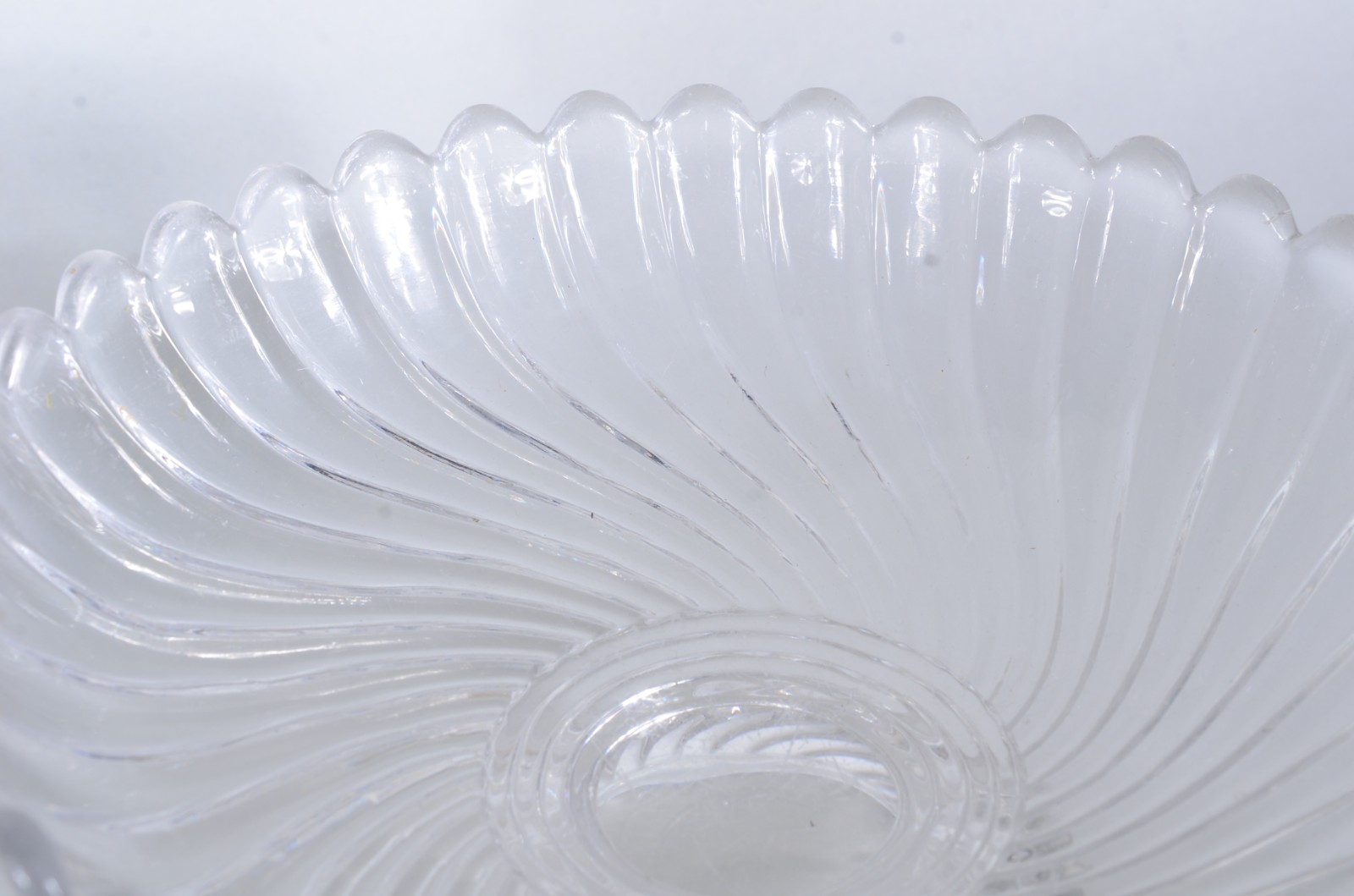 Diversas peças de cristal, sendo: 2 fruteiras (sendo 1 Baccarat com... - foto 8 de 8