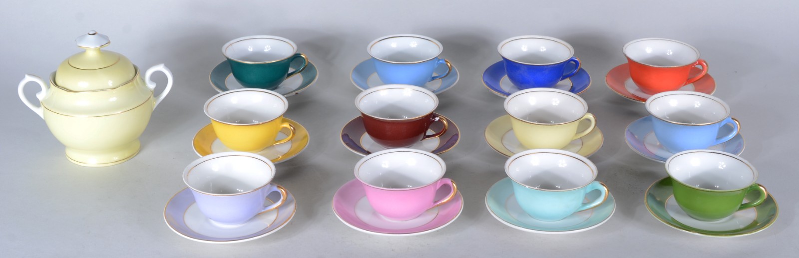 Conjunto com 12 xícaras para café de porcelana Mauá, acompanha... - foto 1 de 10