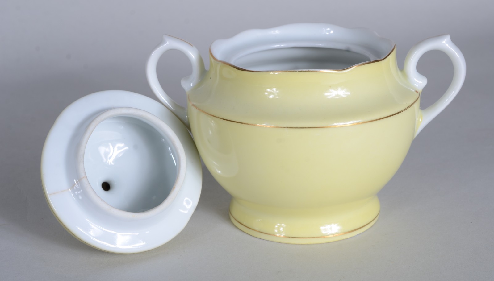 Conjunto com 12 xícaras para café de porcelana Mauá, acompanha... - foto 3 de 10