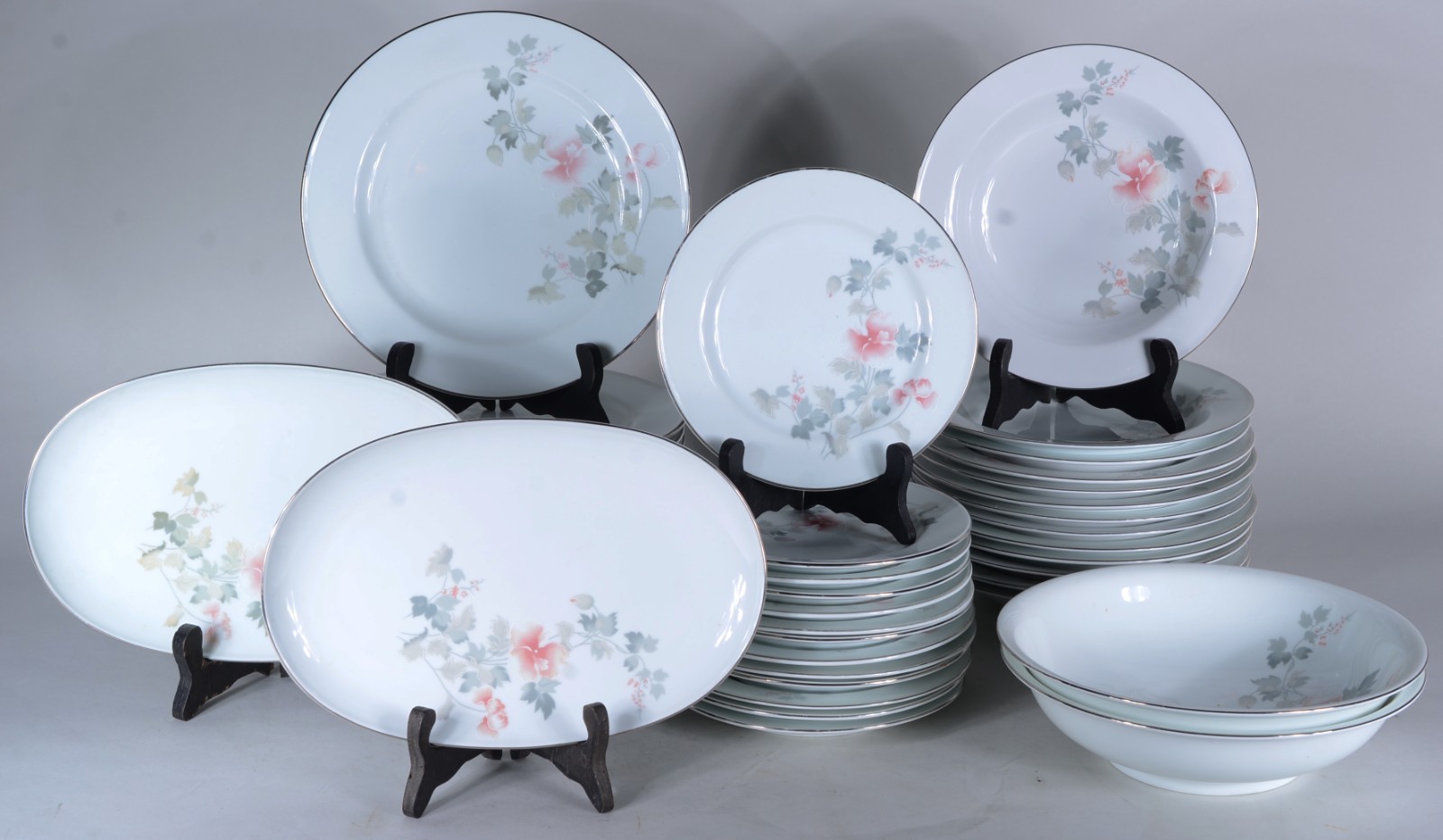 Serviço de jantar de porcelana Schmidt, composto de: 13 pratos rasos... - foto 1 de 7