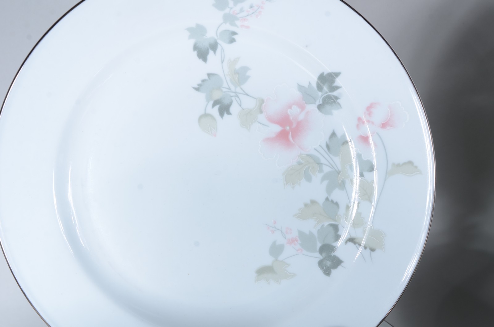 Serviço de jantar de porcelana Schmidt, composto de: 13 pratos rasos... - foto 2 de 7