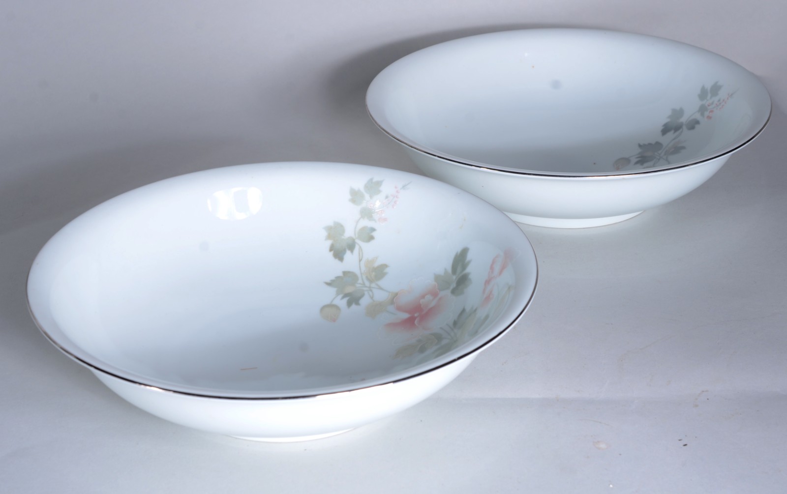 Serviço de jantar de porcelana Schmidt, composto de: 13 pratos rasos... - foto 3 de 7