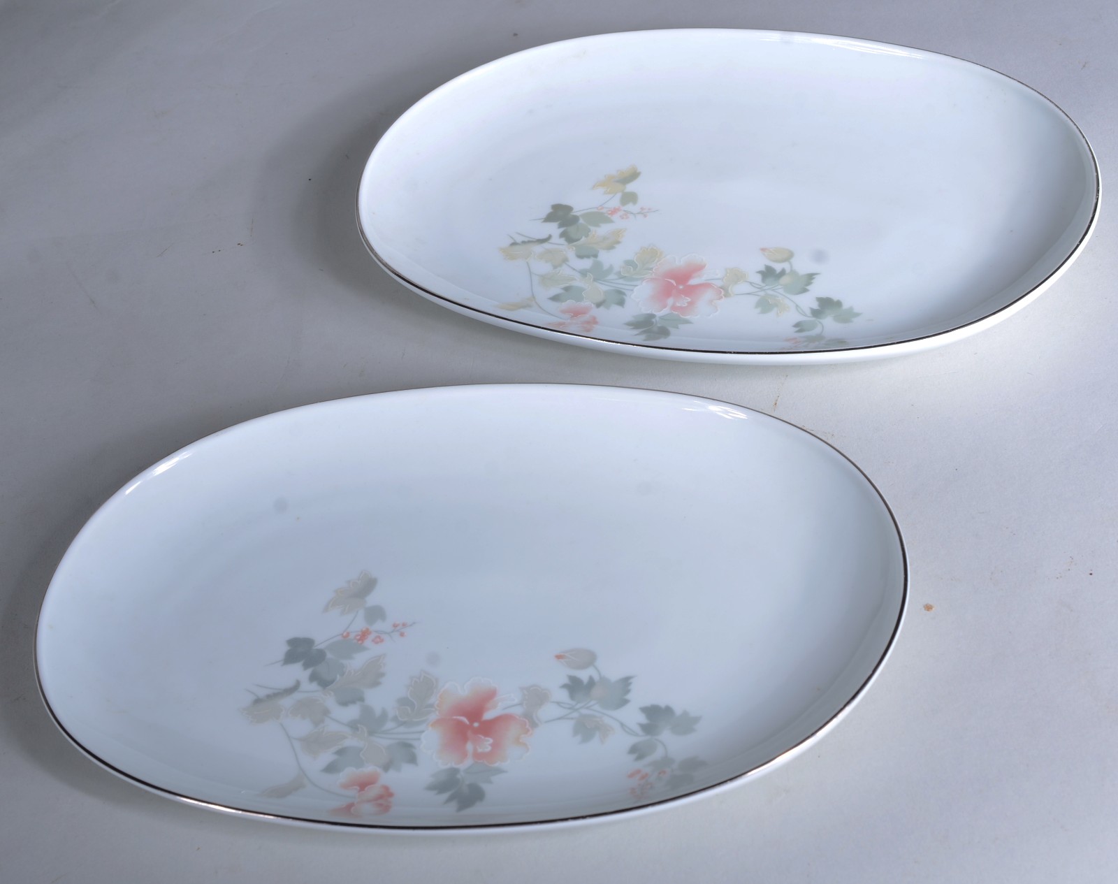 Serviço de jantar de porcelana Schmidt, composto de: 13 pratos rasos... - foto 6 de 7