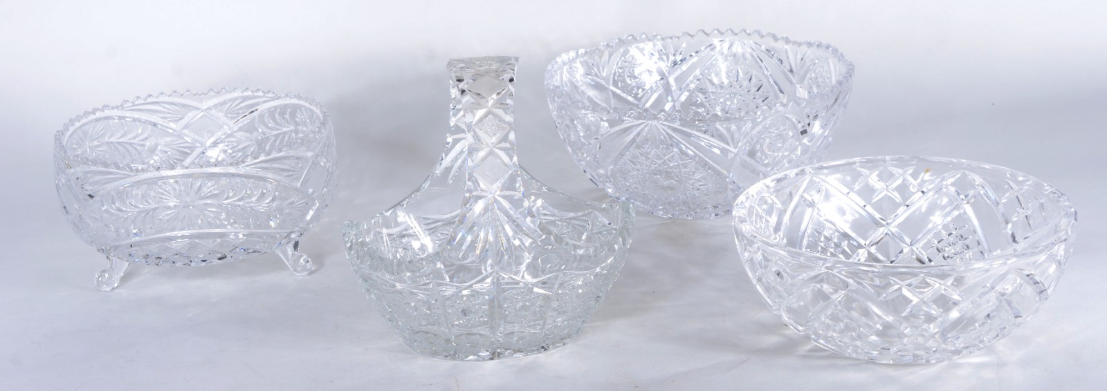Quatro peças de cristal lapidado, sendo: 3 bowls e 1 cesta. - foto 1 de 10