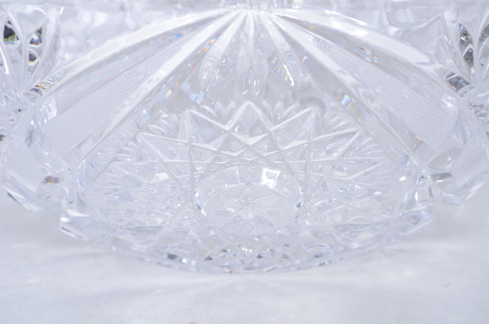Quatro peças de cristal lapidado, sendo: 3 bowls e 1 cesta. - foto 2 de 10