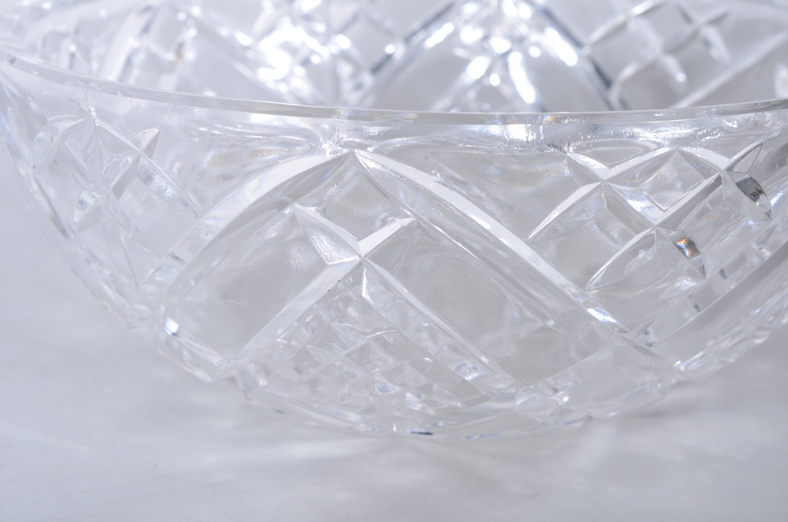 Quatro peças de cristal lapidado, sendo: 3 bowls e 1 cesta. - foto 3 de 10