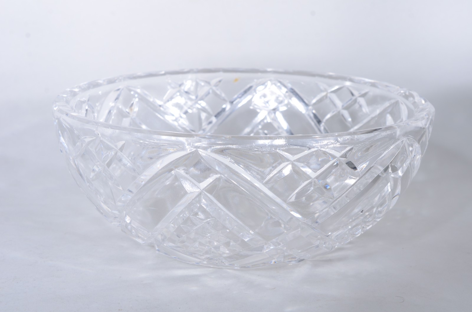 Quatro peças de cristal lapidado, sendo: 3 bowls e 1 cesta. - foto 4 de 10