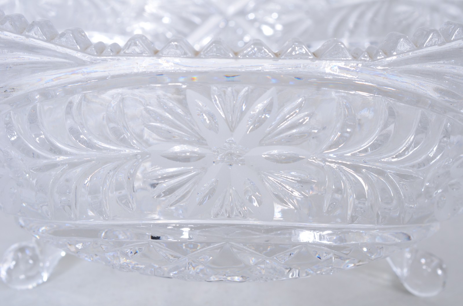 Quatro peças de cristal lapidado, sendo: 3 bowls e 1 cesta. - foto 7 de 10