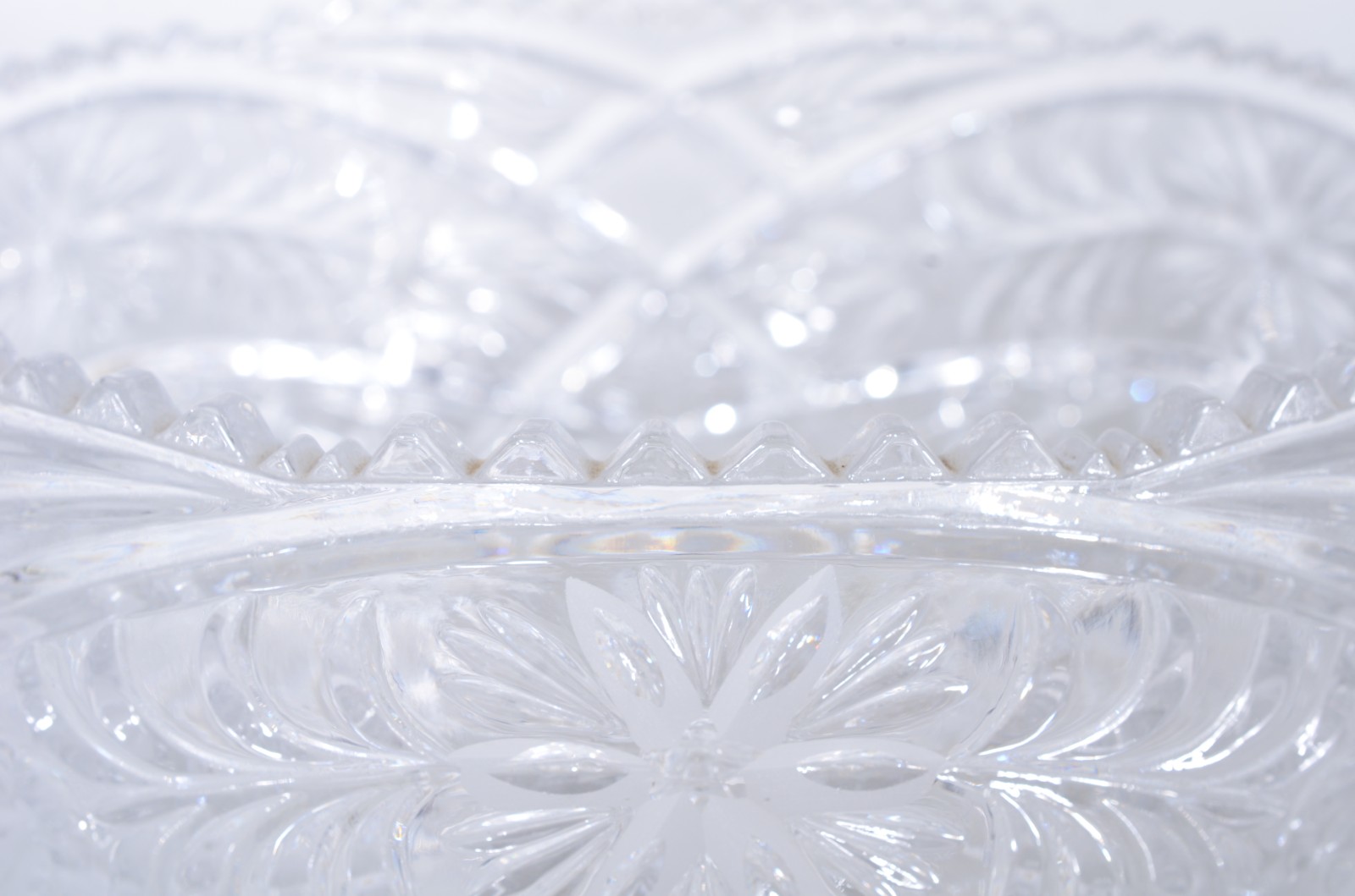 Quatro peças de cristal lapidado, sendo: 3 bowls e 1 cesta. - foto 10 de 10