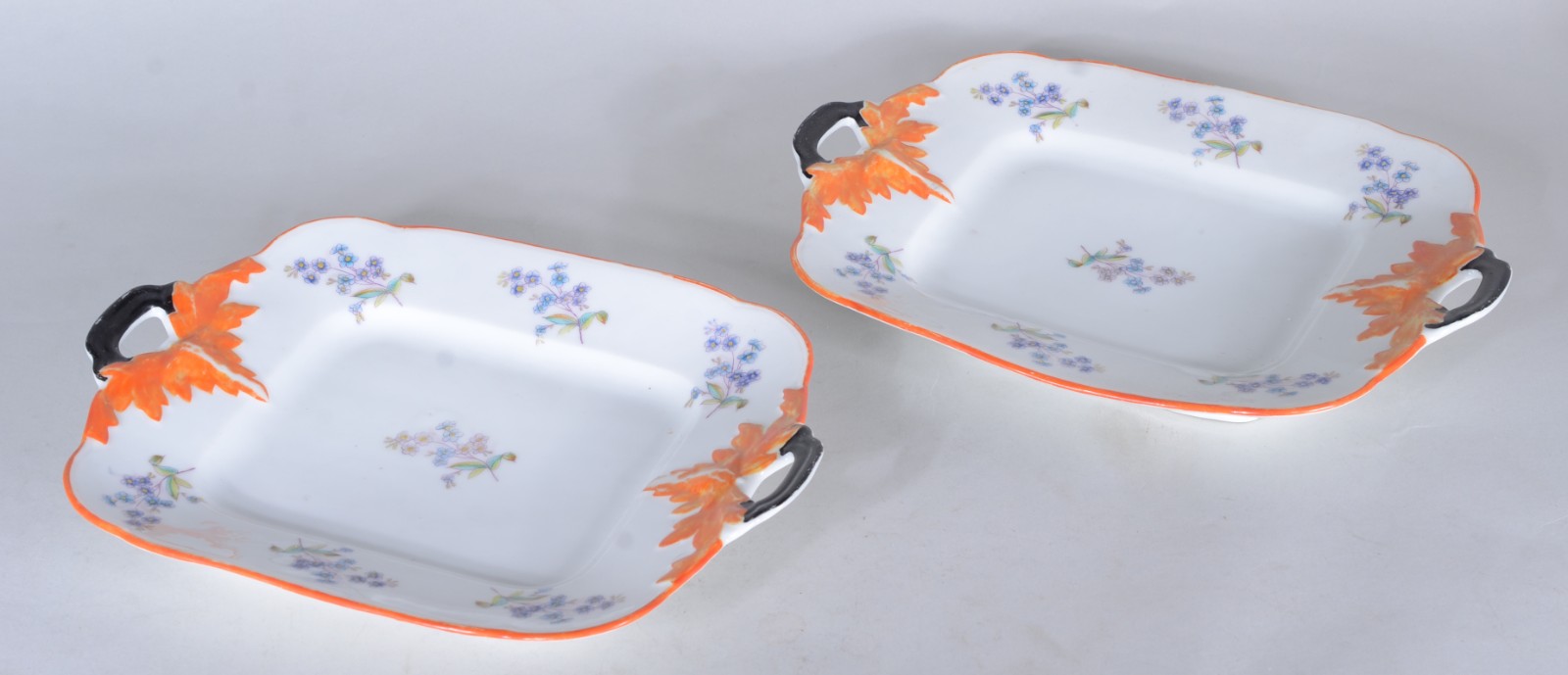 Par de travessas de porcelana europeia com flores em policromia. - foto 1 de 5