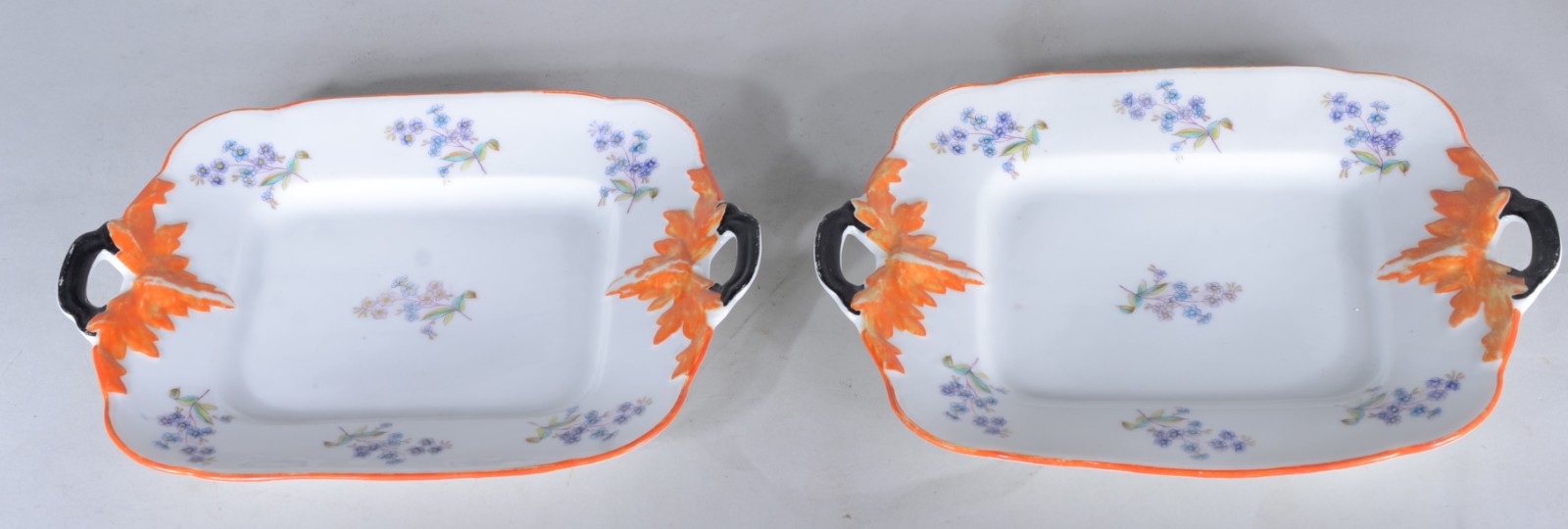 Par de travessas de porcelana europeia com flores em policromia. - foto 2 de 5