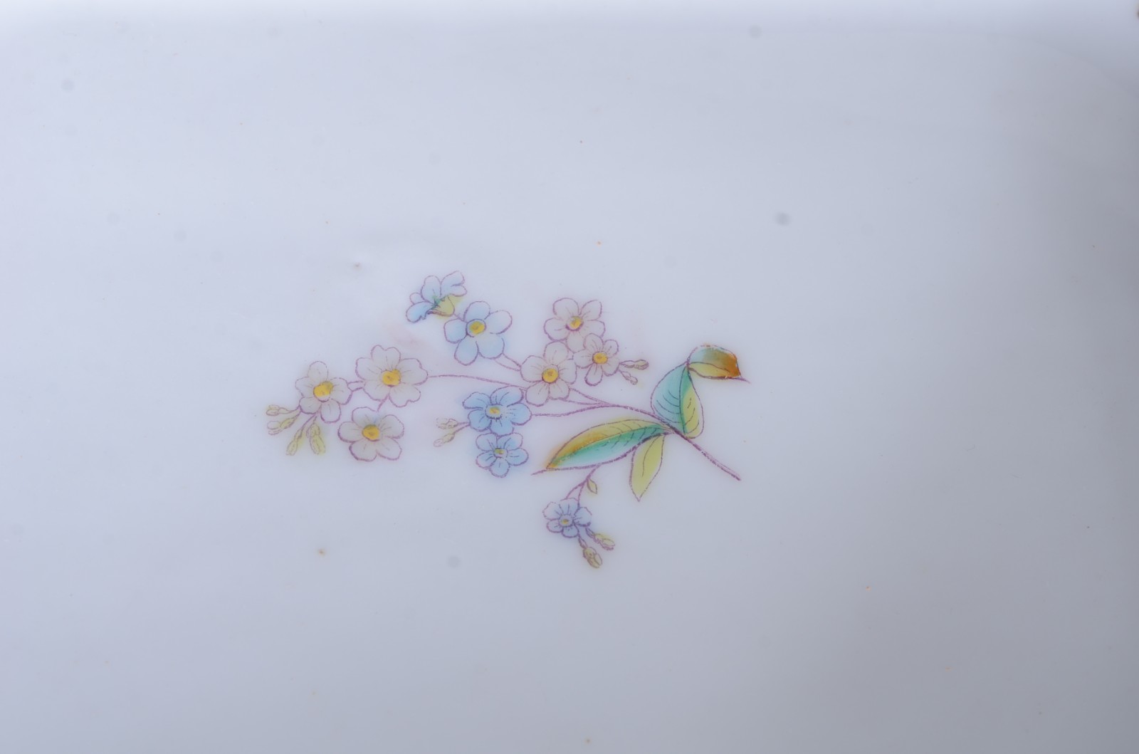 Par de travessas de porcelana europeia com flores em policromia. - foto 3 de 5