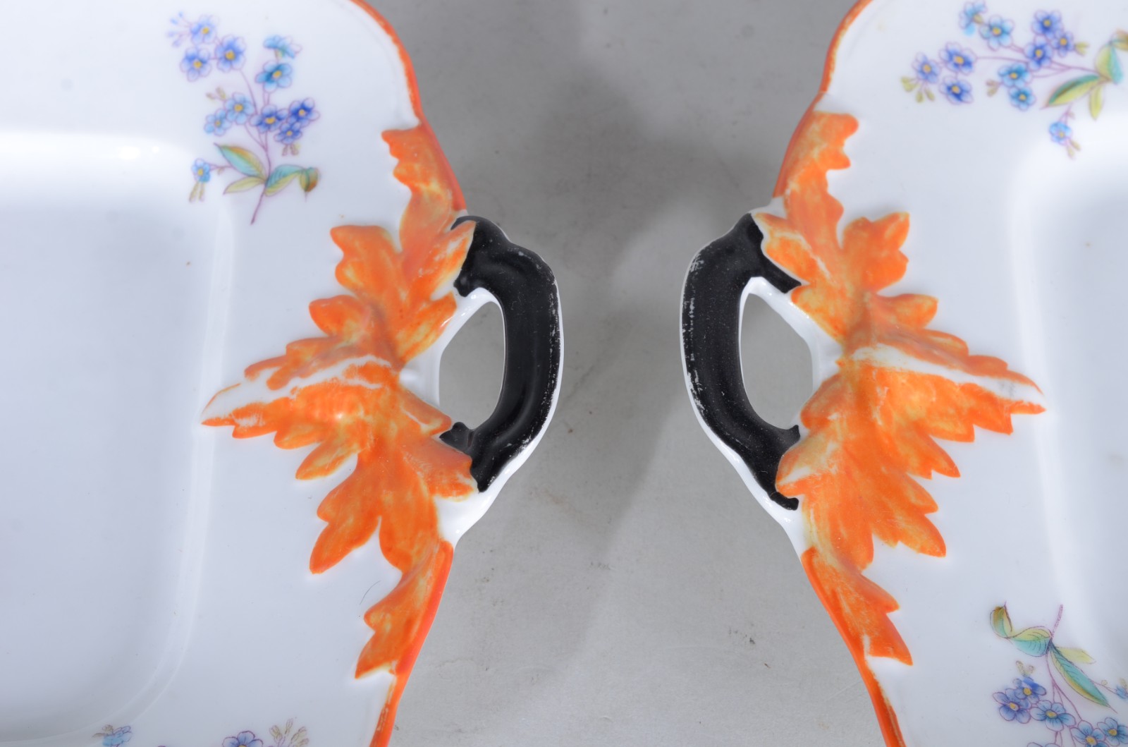 Par de travessas de porcelana europeia com flores em policromia. - foto 4 de 5