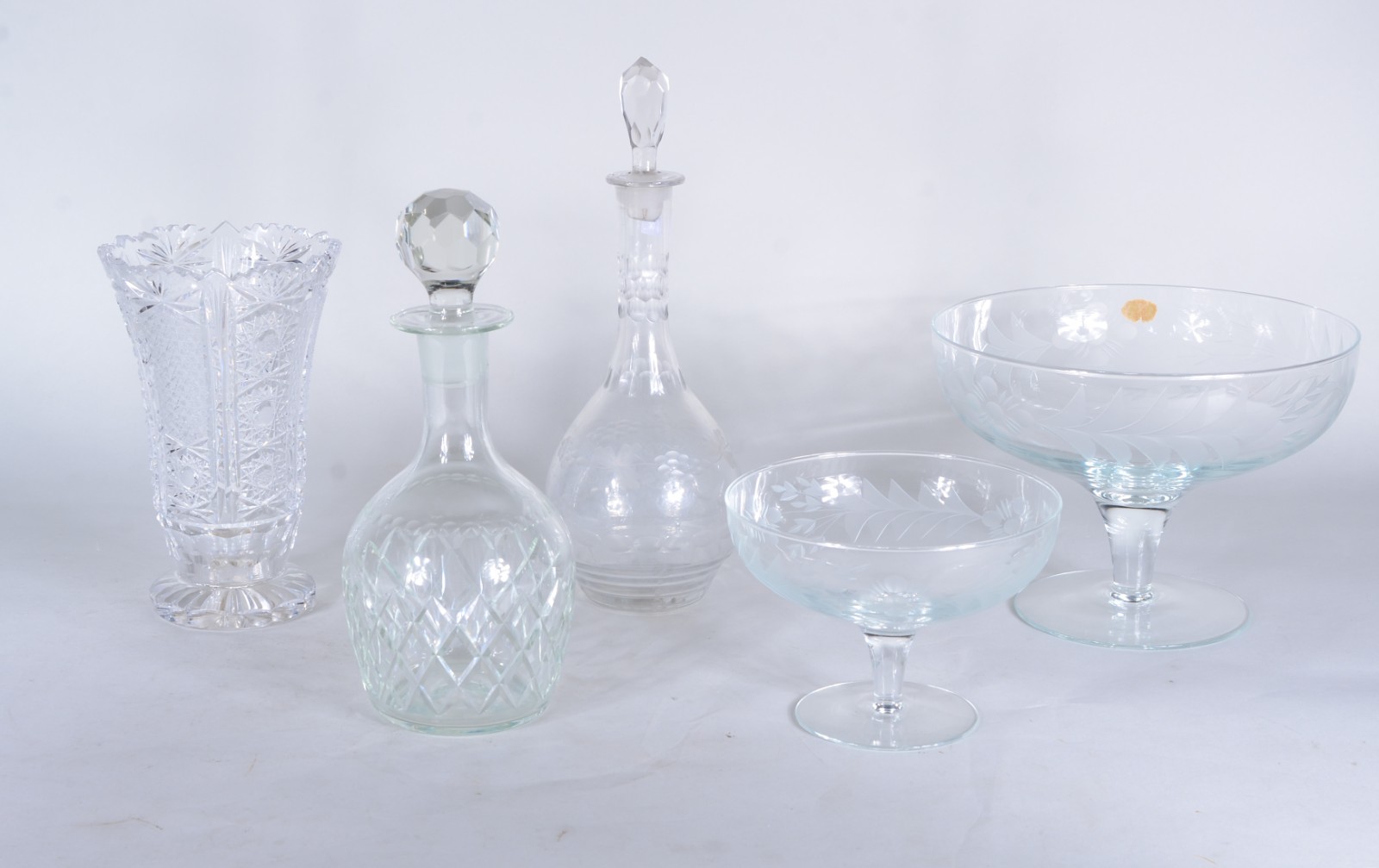 Diversas peças de cristal lapidado, sendo: 2 garrafas, 2 fruteiras e... - foto 1 de 11