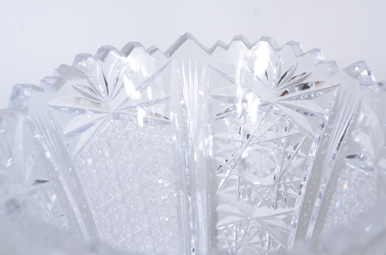 Diversas peças de cristal lapidado, sendo: 2 garrafas, 2 fruteiras e... - foto 2 de 11