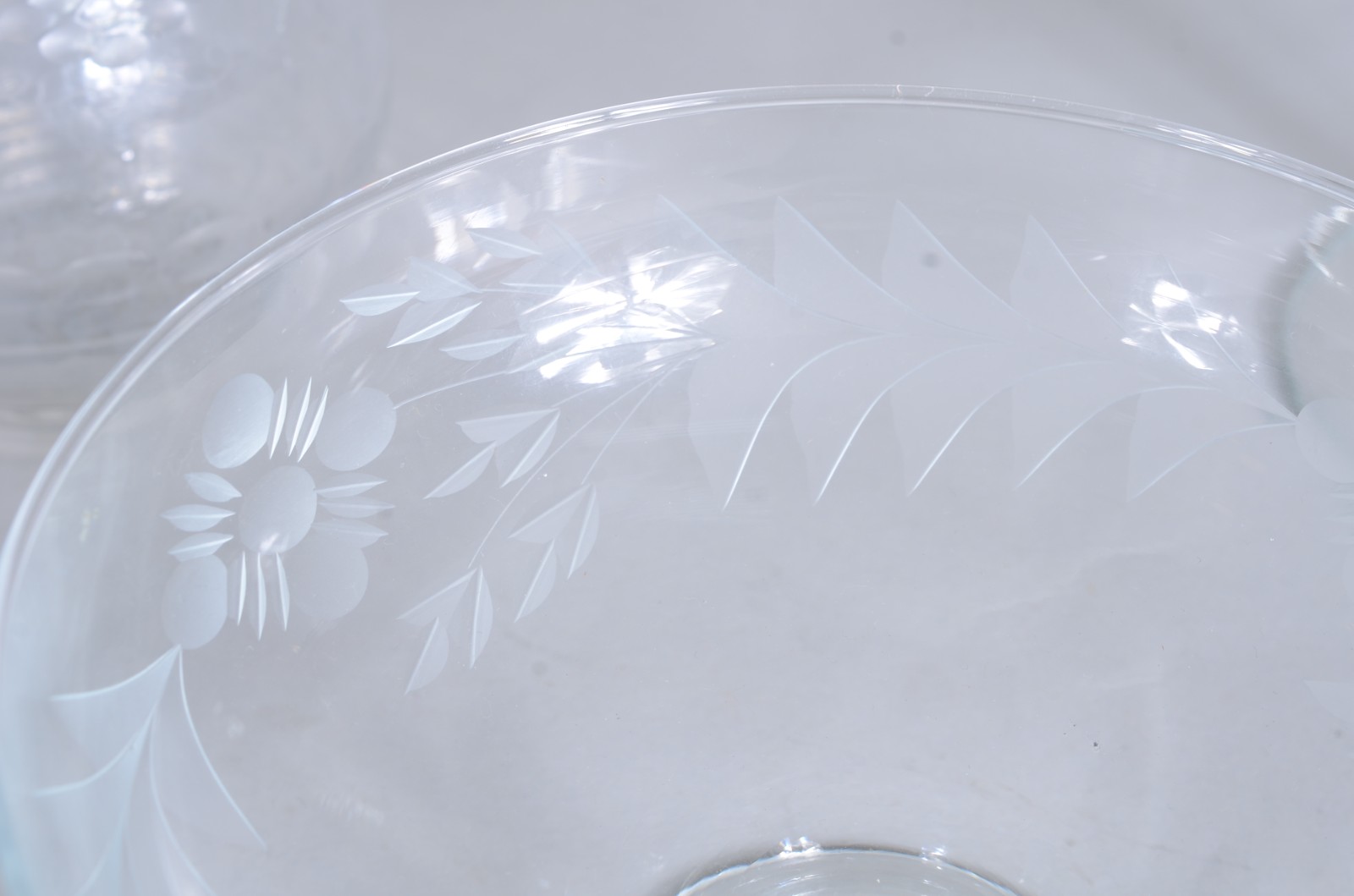 Diversas peças de cristal lapidado, sendo: 2 garrafas, 2 fruteiras e... - foto 3 de 11