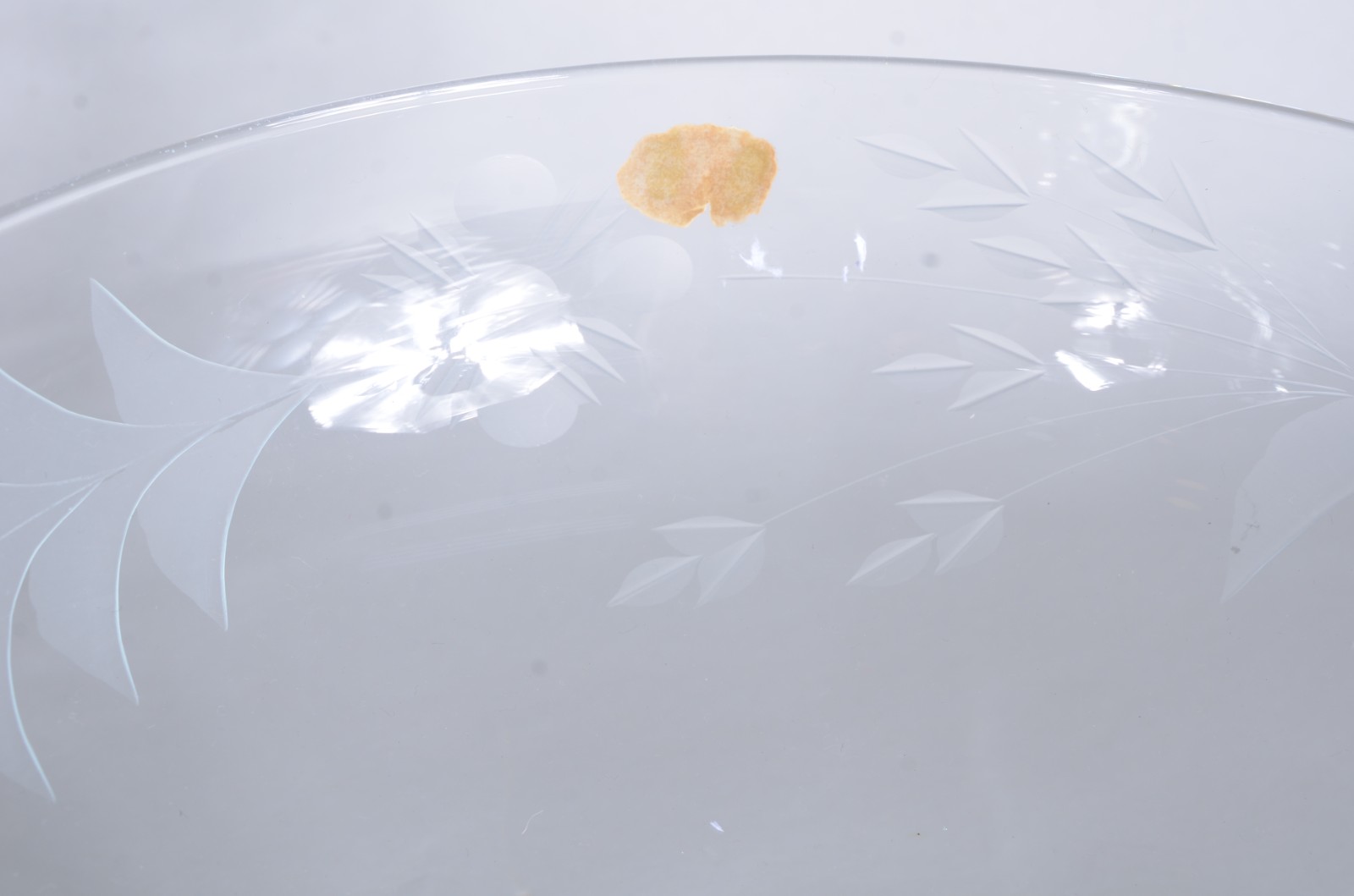 Diversas peças de cristal lapidado, sendo: 2 garrafas, 2 fruteiras e... - foto 4 de 11