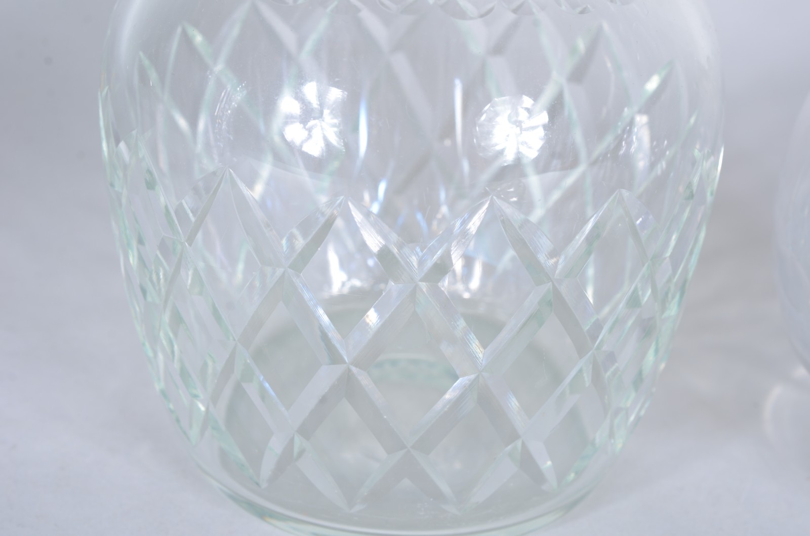 Diversas peças de cristal lapidado, sendo: 2 garrafas, 2 fruteiras e... - foto 8 de 11