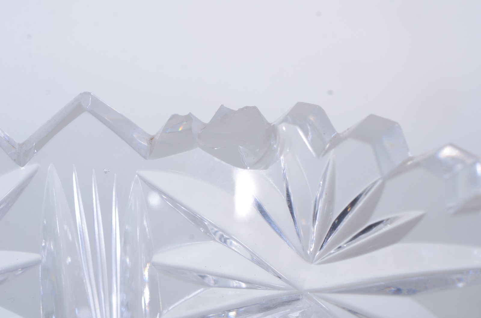 Diversas peças de cristal lapidado, sendo: 2 garrafas, 2 fruteiras e... - foto 11 de 11