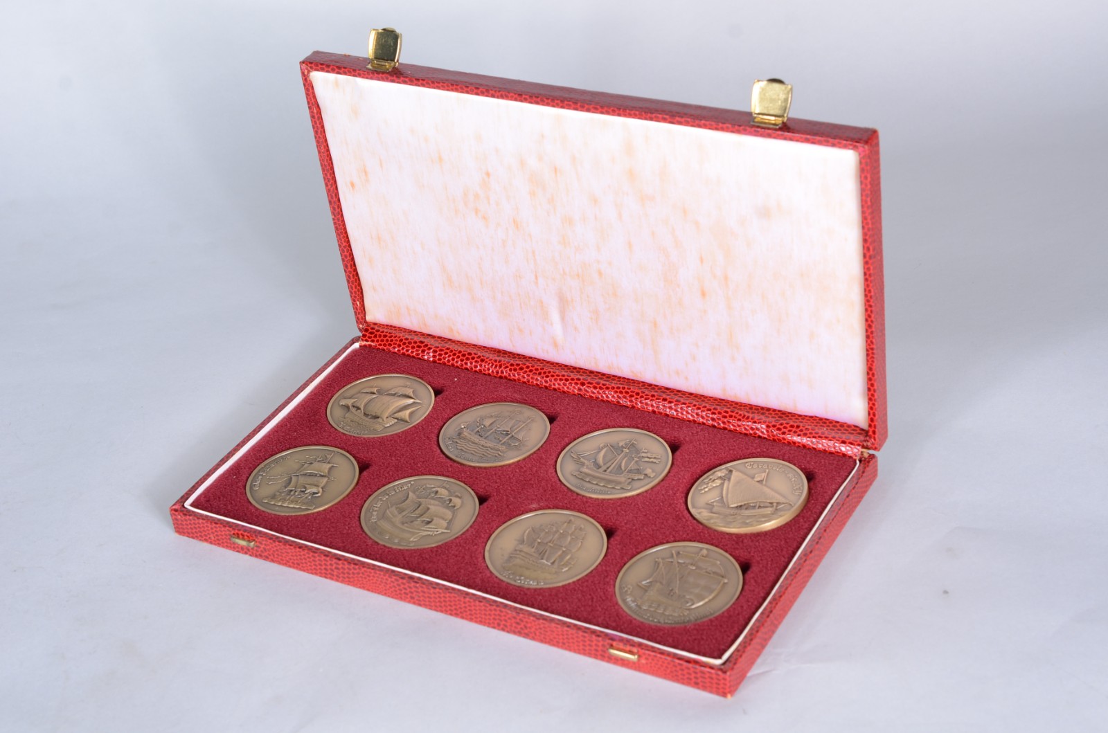 Estojo com 8 medalhas de Naus e Caravelas Portuguesas, 1983, Ano da... - foto 1 de 5