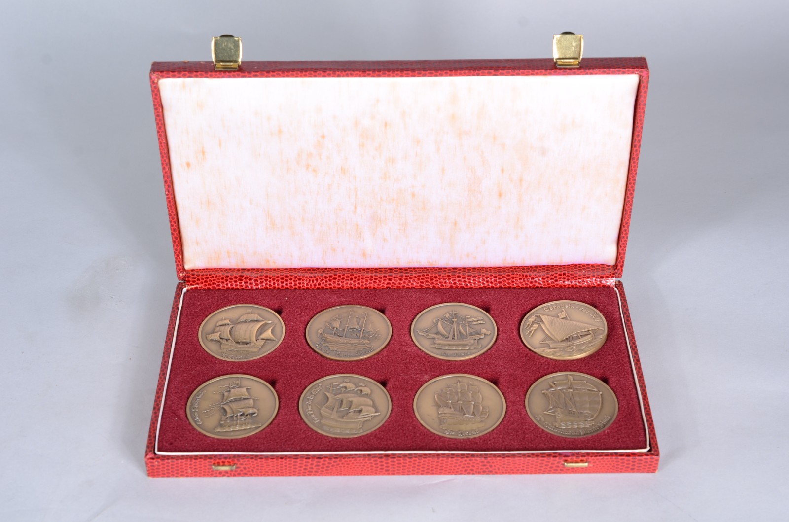 Estojo com 8 medalhas de Naus e Caravelas Portuguesas, 1983, Ano da... - foto 2 de 5