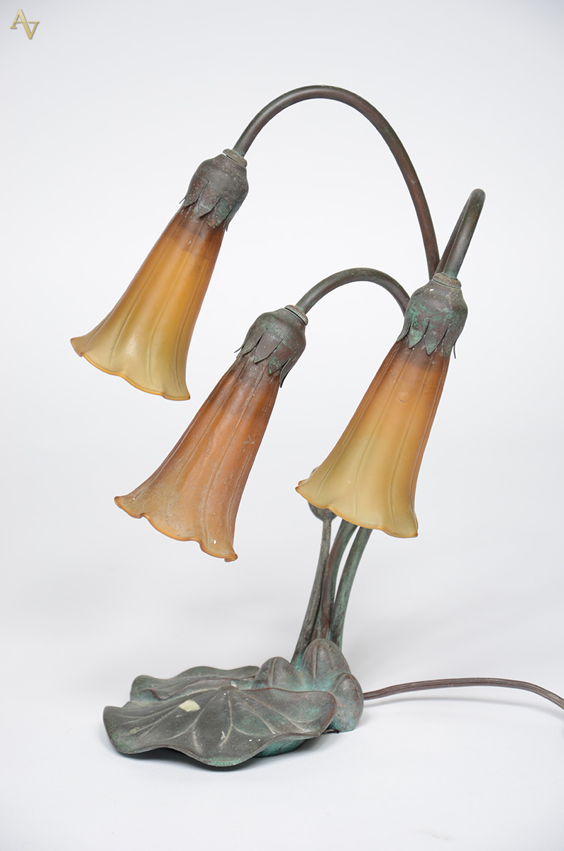 Luminária estilo Tiffany's com base de metal e três tulipas em... - foto 2 de 2