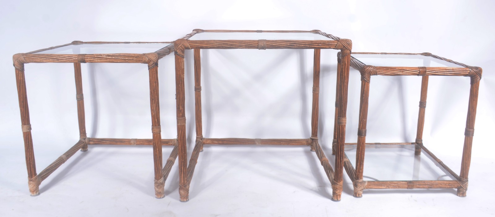 Mesa ninho com estrutura de "bambu" e tampo de vidro, 3 peças. - foto 4 de 10