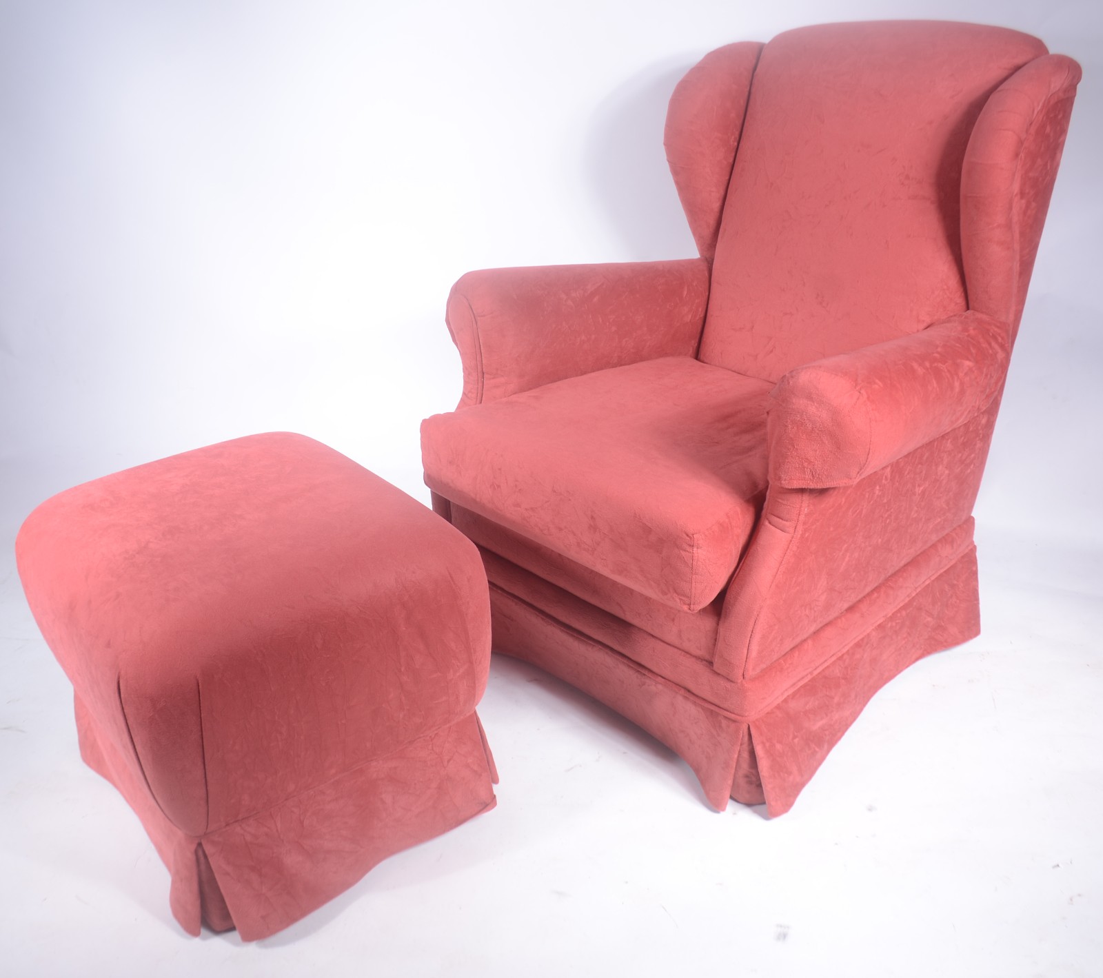 Bergere com banqueta estofada e forrada com tecido na cor vinho... - foto 1 de 8