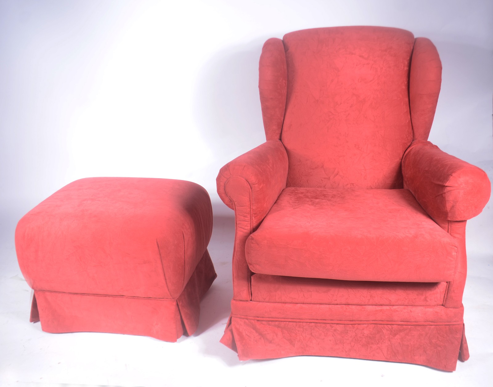 Bergere com banqueta estofada e forrada com tecido na cor vinho... - foto 2 de 8