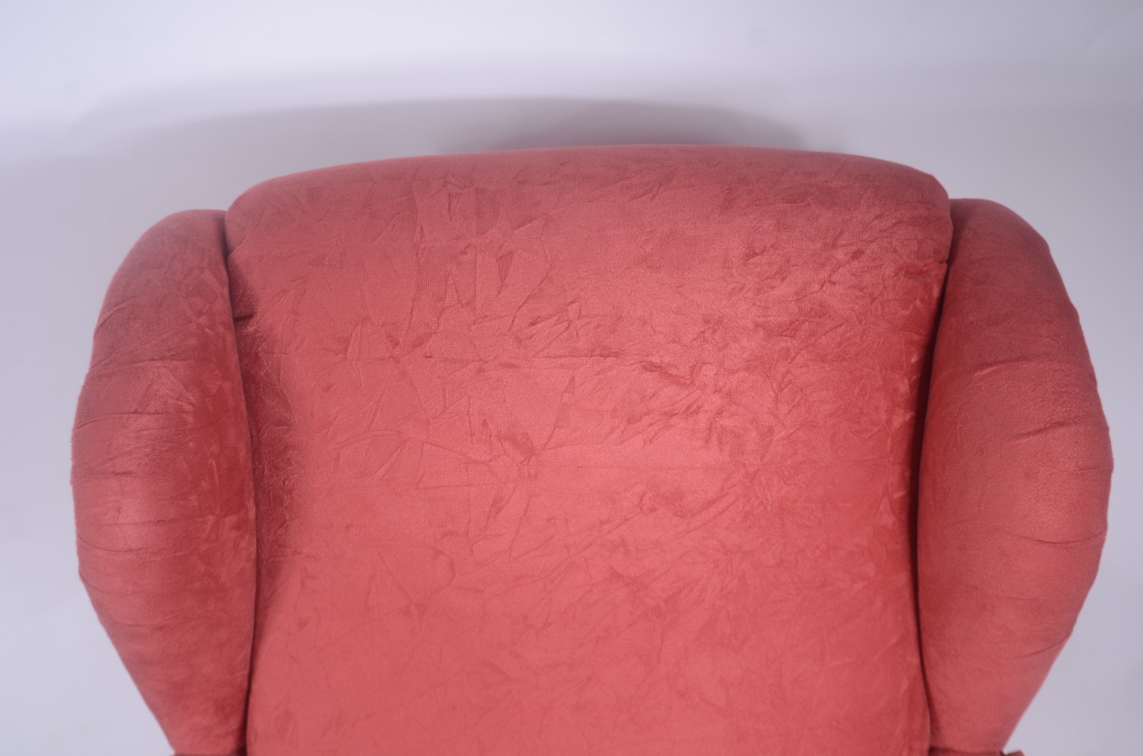 Bergere com banqueta estofada e forrada com tecido na cor vinho... - foto 3 de 8
