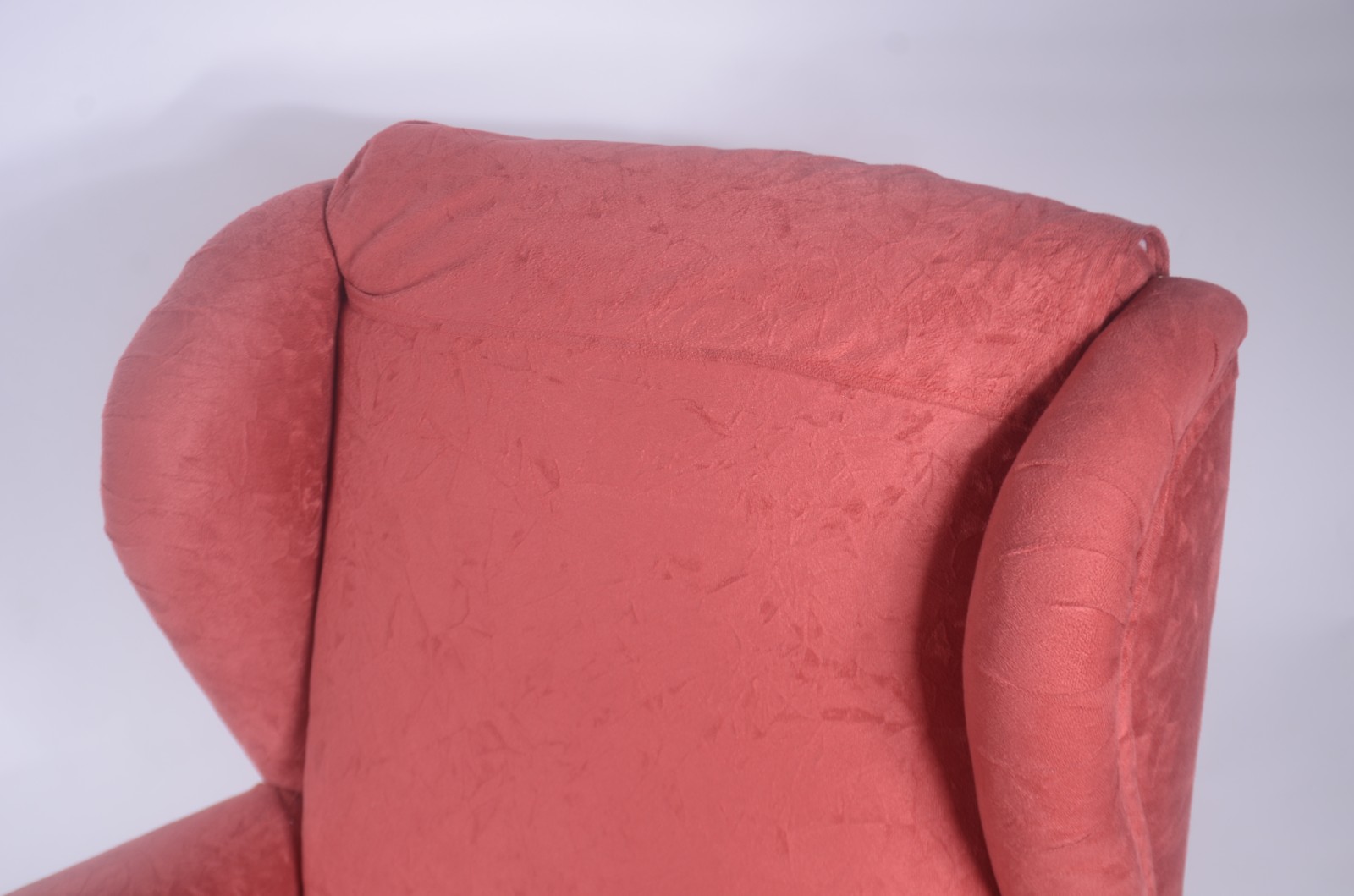 Bergere com banqueta estofada e forrada com tecido na cor vinho... - foto 5 de 8