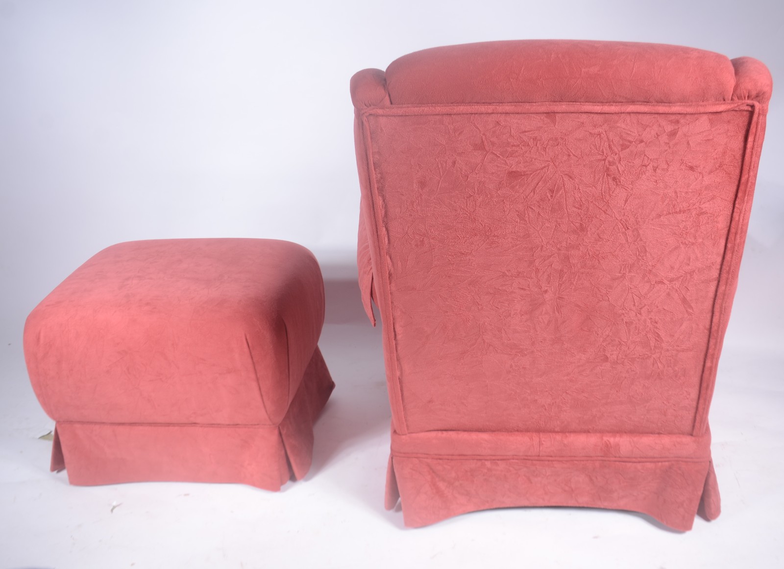 Bergere com banqueta estofada e forrada com tecido na cor vinho... - foto 6 de 8