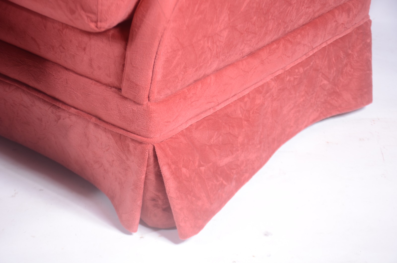Bergere com banqueta estofada e forrada com tecido na cor vinho... - foto 7 de 8