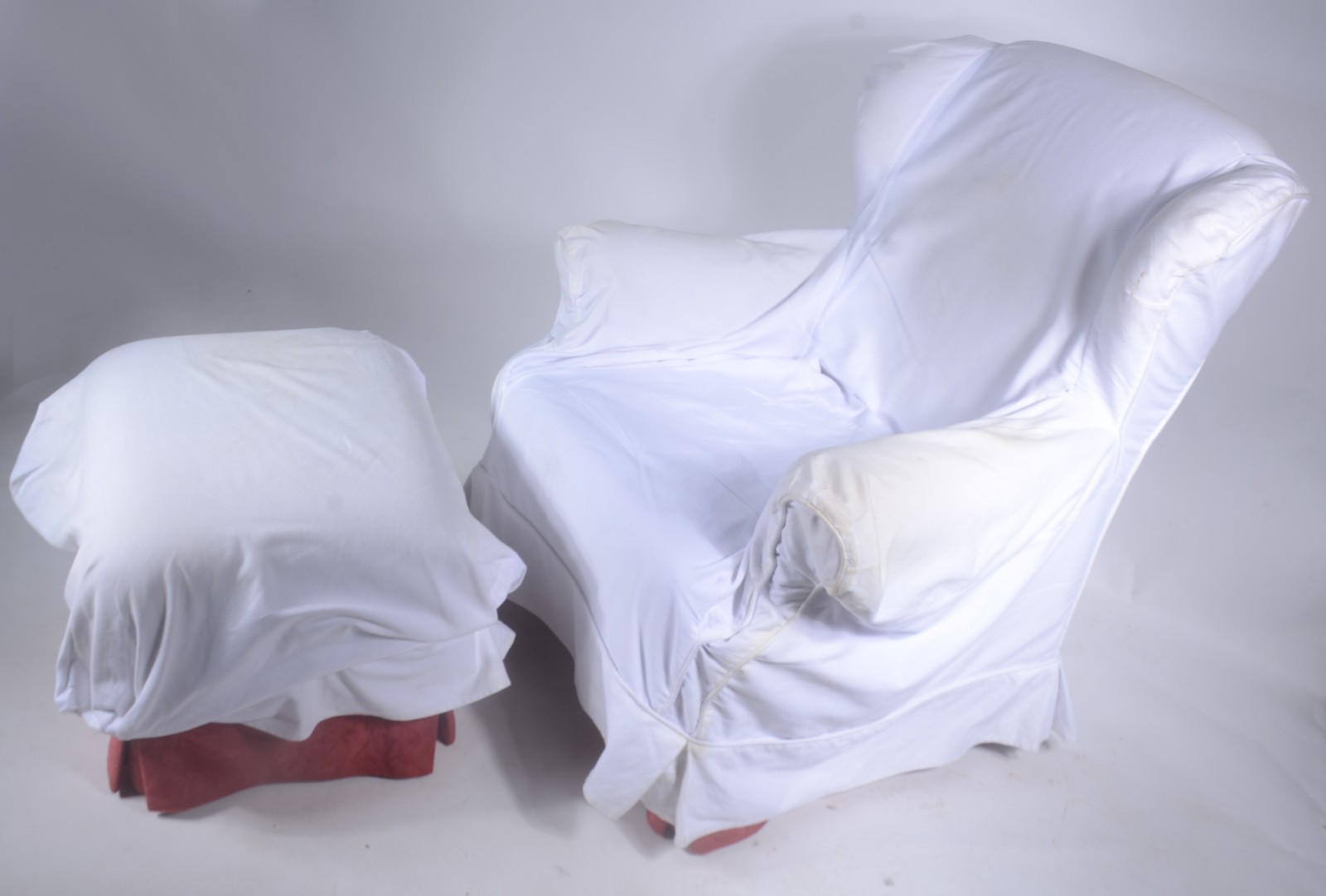 Bergere com banqueta estofada e forrada com tecido na cor vinho... - foto 8 de 8