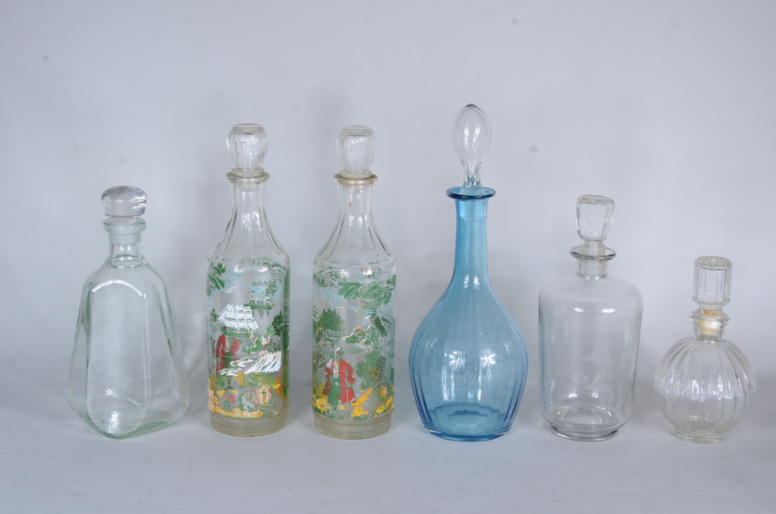 Conjunto com 6 garrafas diversas de vidro. - foto 1 de 10